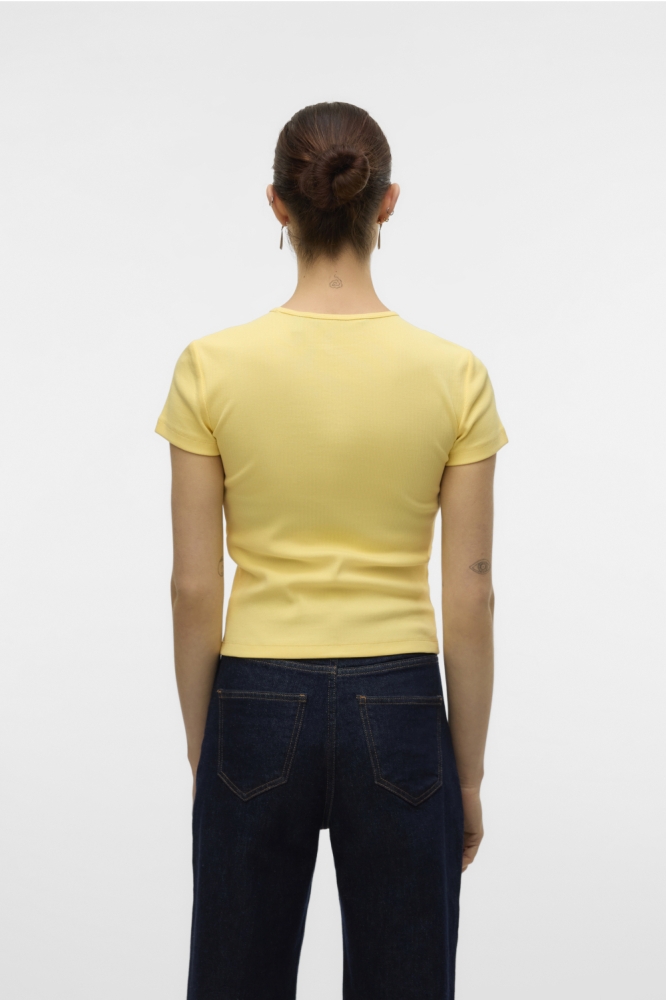 Vero Moda gele dames t-shirt | Model achteraanzicht