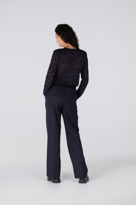 Juffrouw Jansen blauwe dames t-shirt | Model achteraanzicht