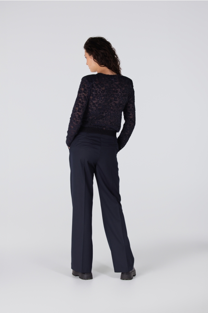 Juffrouw Jansen blauwe dames t-shirt | Model achteraanzicht