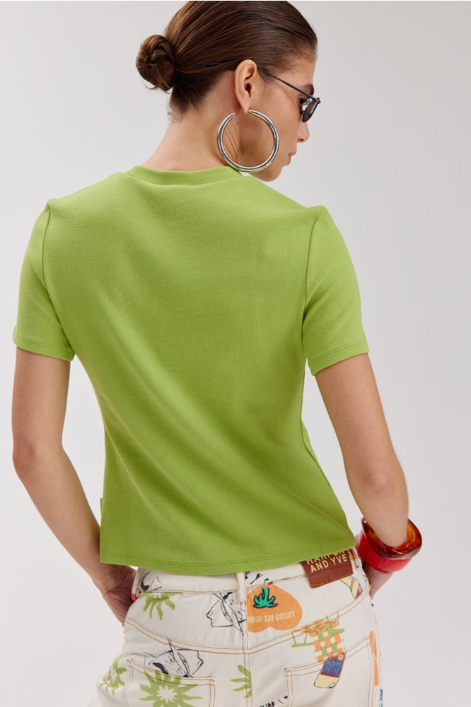 Harper & Yve groene dames t-shirt | Model achteraanzicht