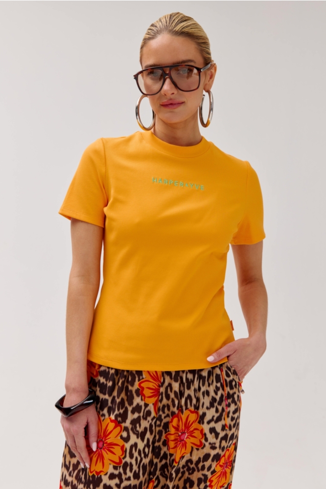 Harper & Yve oranje dames t-shirt | Model vooraanzicht