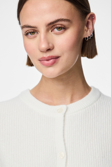 Pieces witte dames vest | Model vooraanzicht