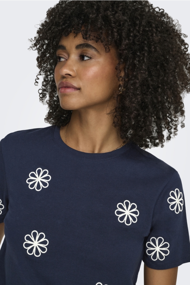 Only blauwe dames t-shirt | Close up