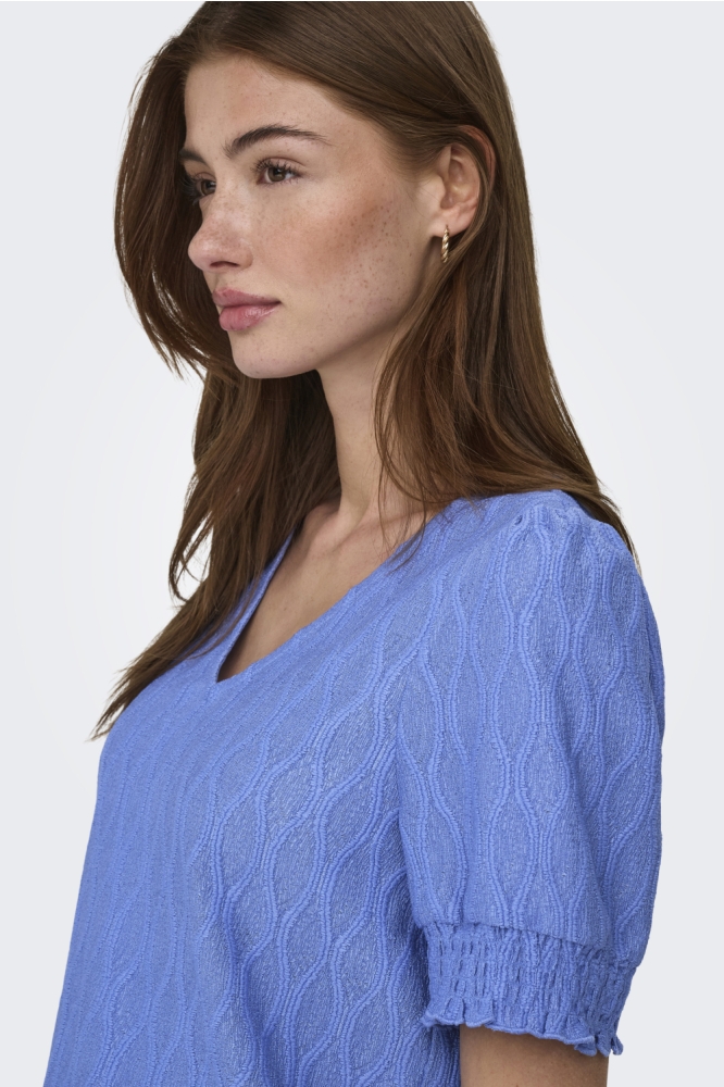 Only blauwe dames t-shirt | Close up
