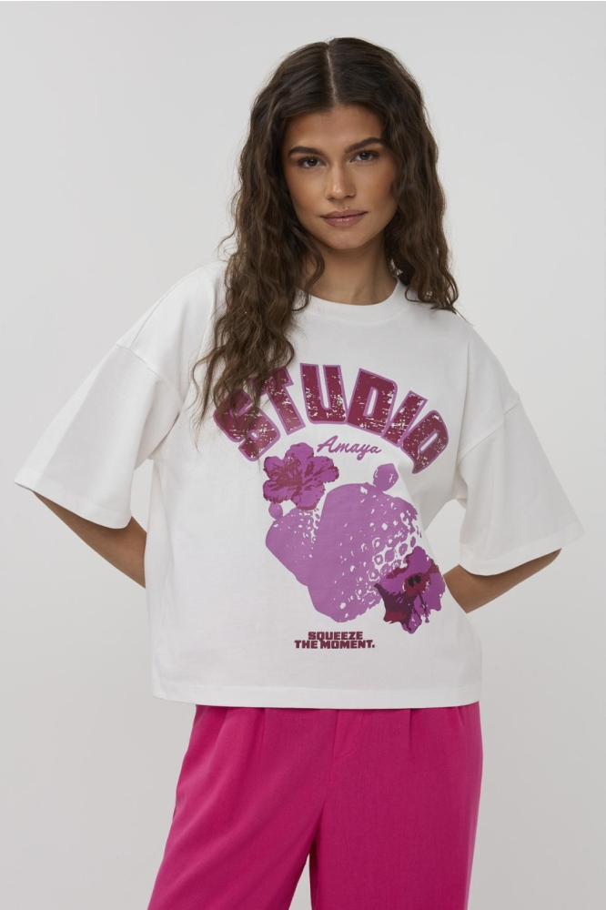 Studio Amaya witte dames t-shirt | Model vooraanzicht