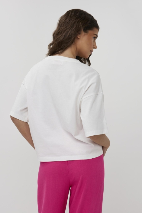 Studio Amaya witte dames t-shirt | Model achteraanzicht