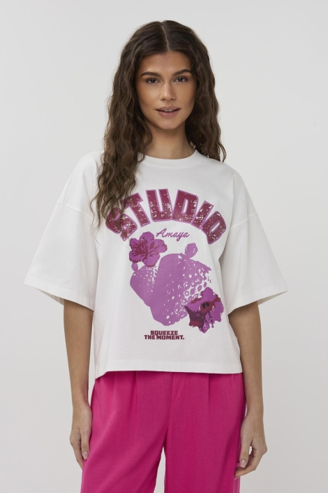 Studio Amaya witte dames t-shirt | Model vooraanzicht