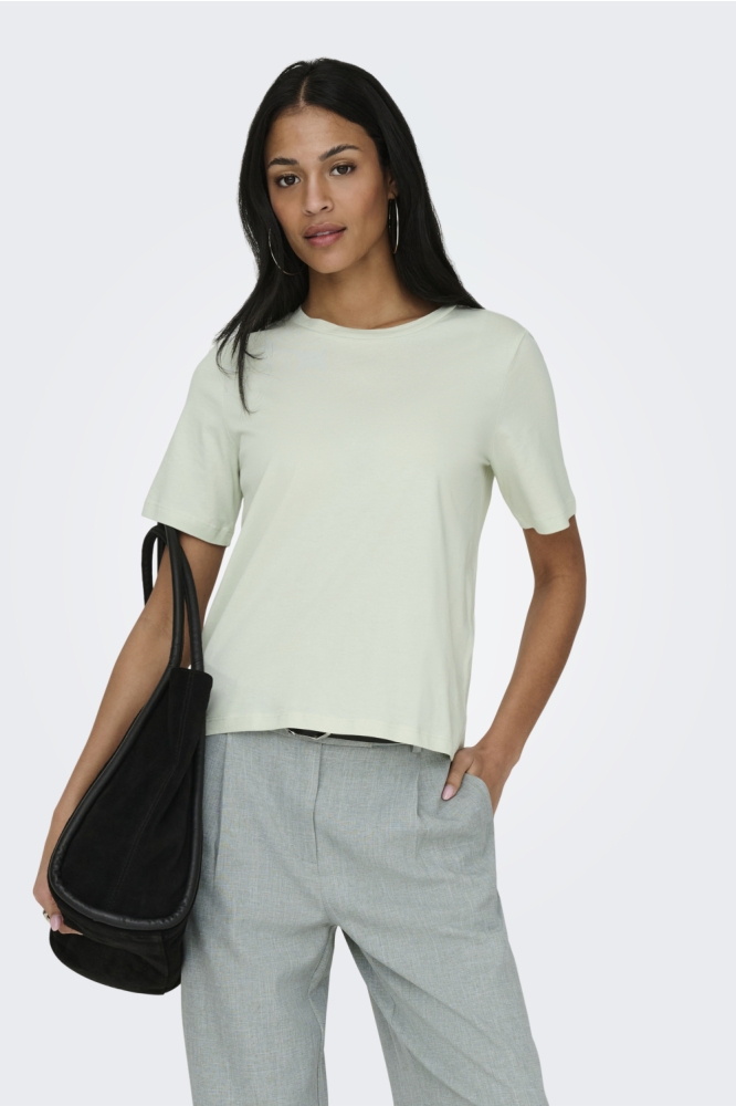 Only groene dames t-shirt | Model vooraanzicht