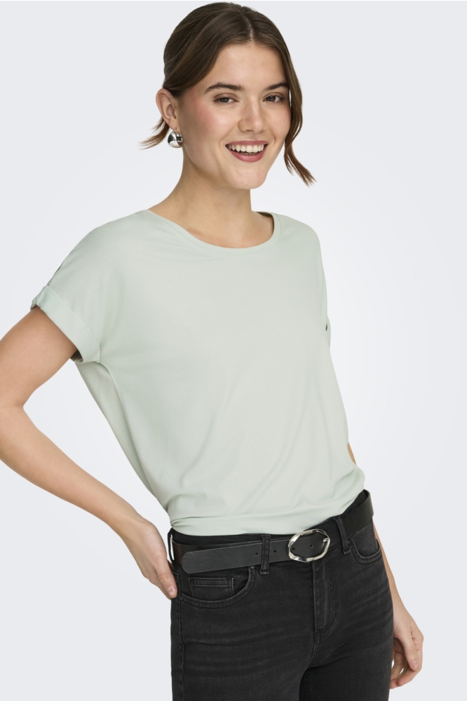 Only groene dames t-shirt | Model vooraanzicht