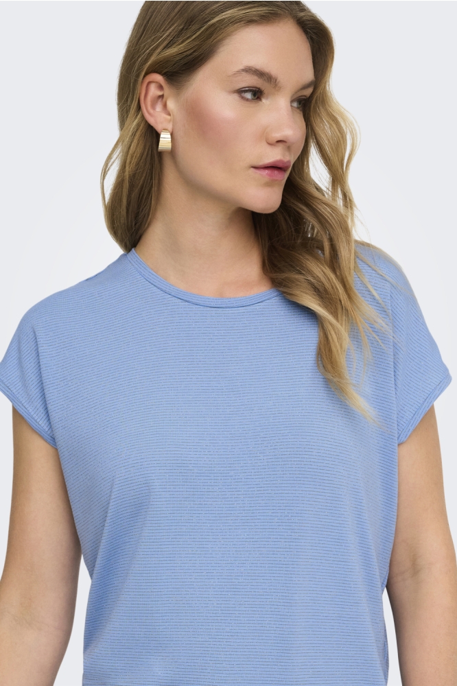 Only blauwe dames t-shirt | Close up