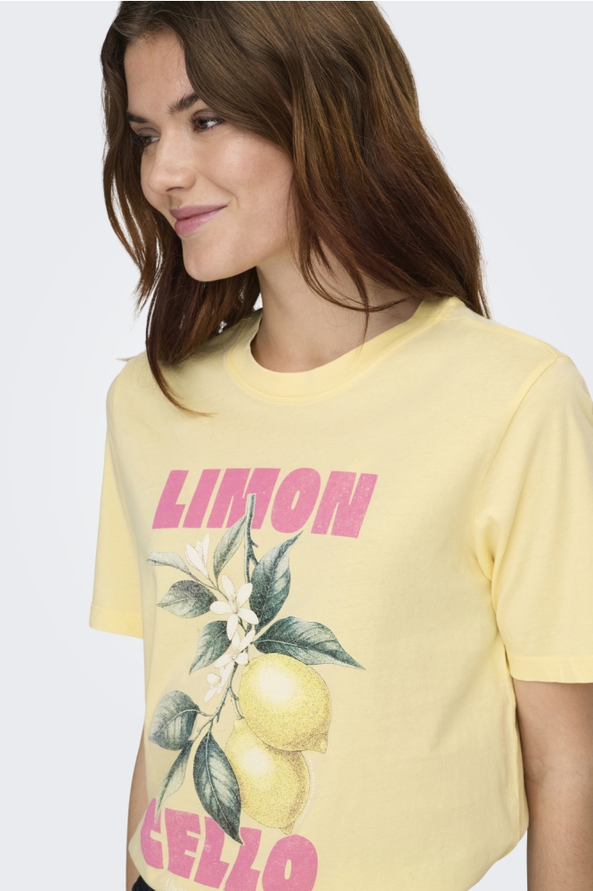 Only gele dames t-shirt | Model zijaanzicht