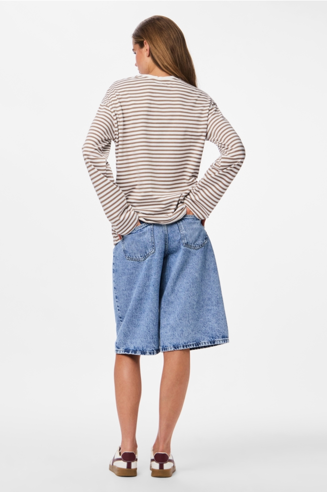 Pieces beige dames t-shirt | Model achteraanzicht