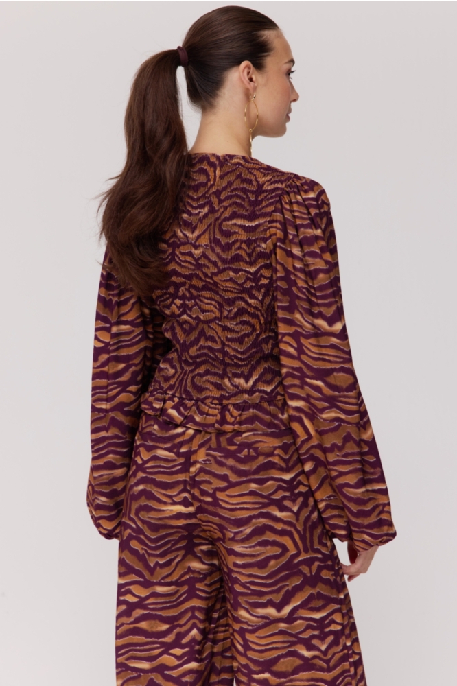 Harper & Yve paarse dames t-shirt | Model achteraanzicht