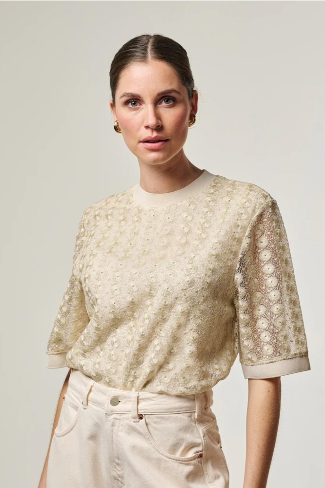 Aaiko gouden dames t-shirt | Model vooraanzicht