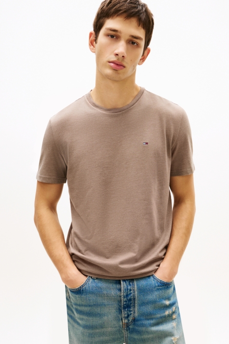 Tommy Jeans camel heren t-shirt | Model vooraanzicht