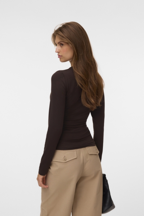 Vero Moda bruine dames t-shirt | Model achteraanzicht