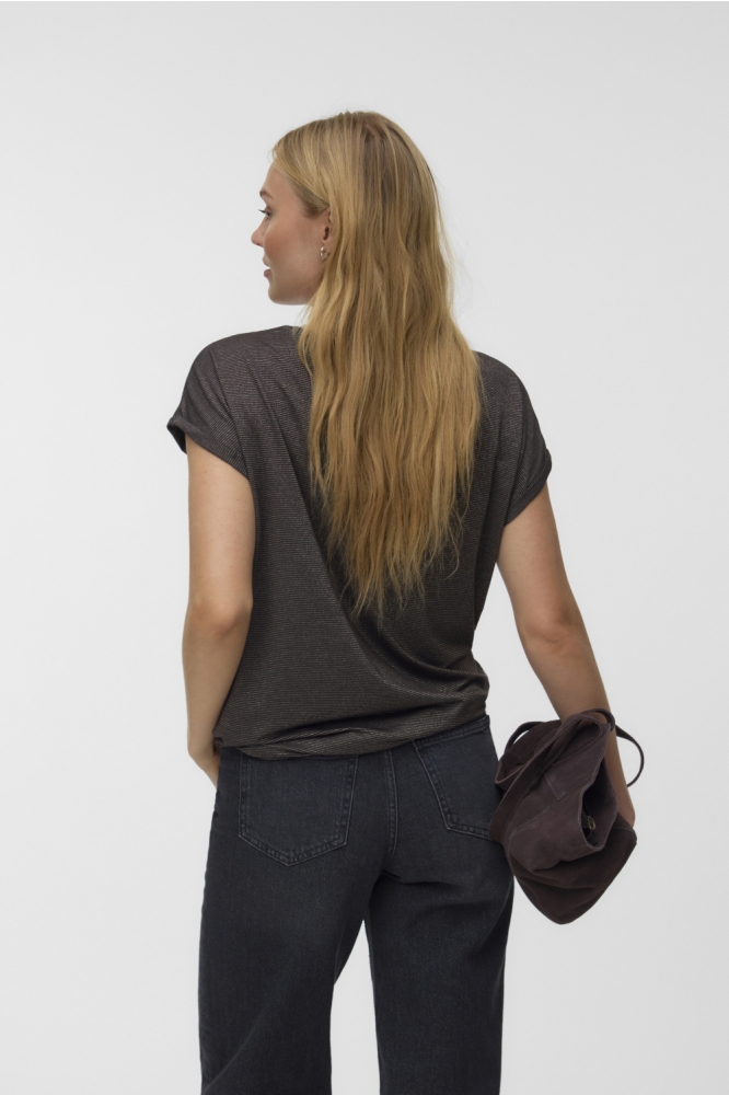 Vero Moda bruine dames t-shirt | Model achteraanzicht