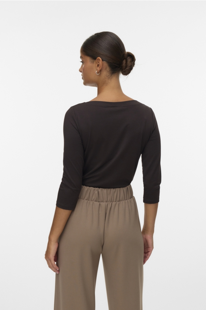 Vero Moda bruine dames t-shirt | Model achteraanzicht