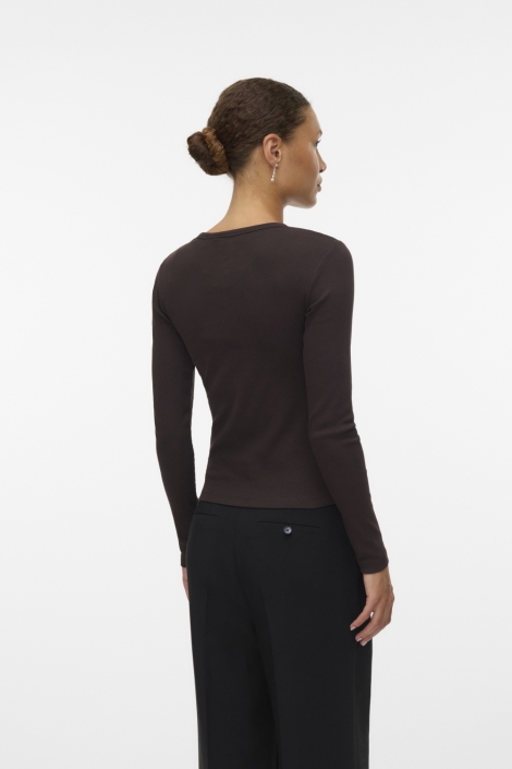 Vero Moda bruine dames t-shirt | Model achteraanzicht