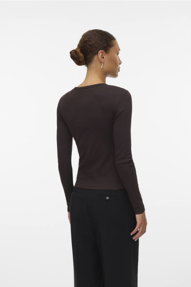 Vero Moda bruine dames t-shirt | Model achteraanzicht