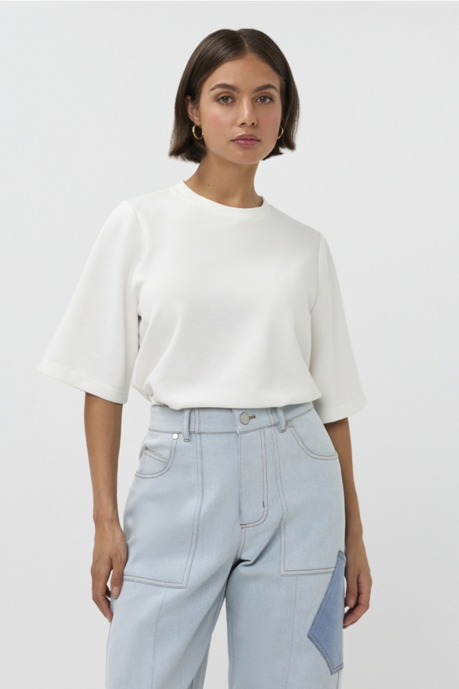 Studio Amaya witte dames t-shirt | Model vooraanzicht