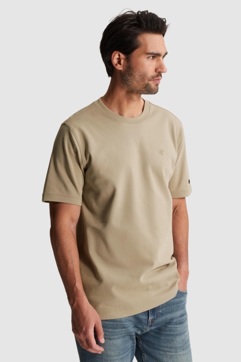 Cast Iron zand heren t-shirt | Model zijaanzicht