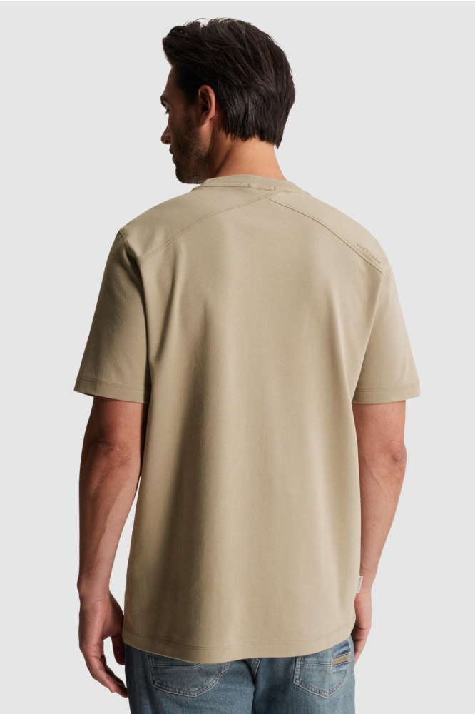 Cast Iron zand heren t-shirt | Model achteraanzicht