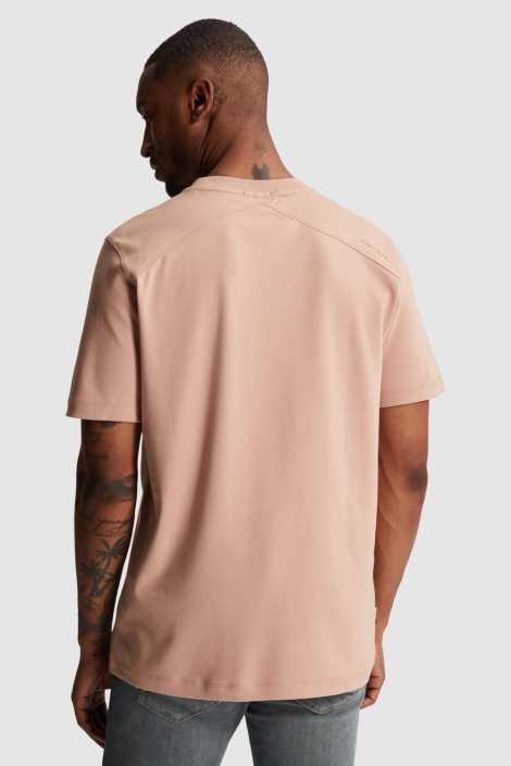 Cast Iron roze heren t-shirt | Model achteraanzicht