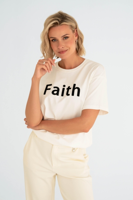 Maicazz ecru dames t-shirt | Model vooraanzicht