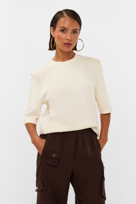 Studio Amaya beige dames t-shirt | Model vooraanzicht