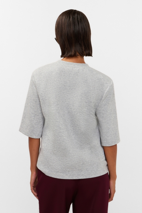 Studio Amaya grijze dames t-shirt | Model achteraanzicht