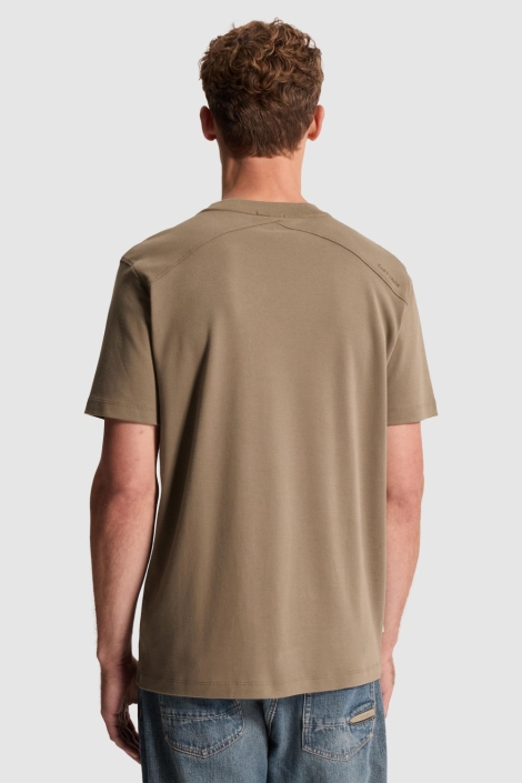 Cast Iron taupe heren t-shirt | Model achteraanzicht