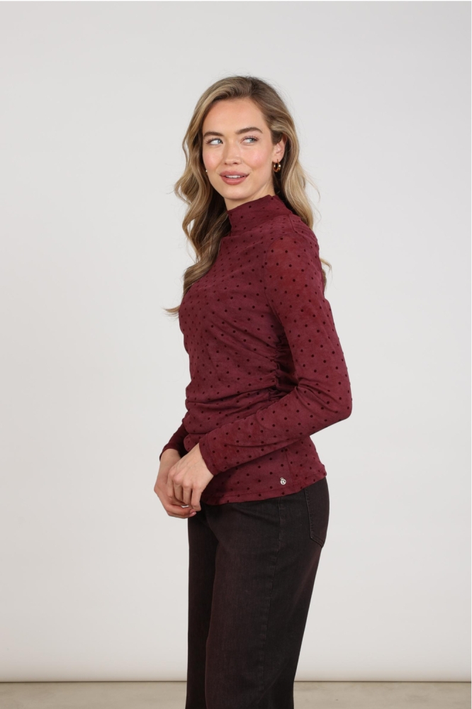 Nukus bordeaux dames t-shirt | Model zijaanzicht