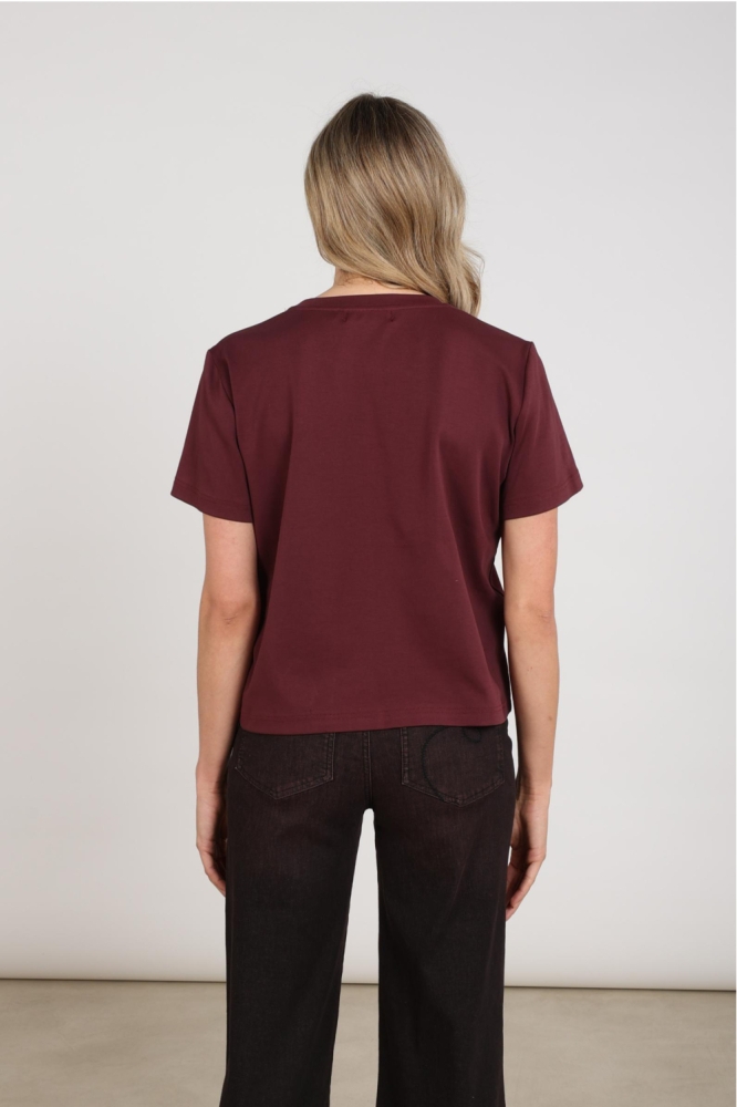 Nukus bordeaux dames t-shirt | Model achteraanzicht