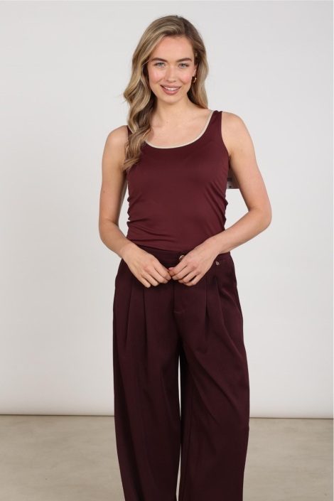 Nukus bordeaux dames top | Model vooraanzicht