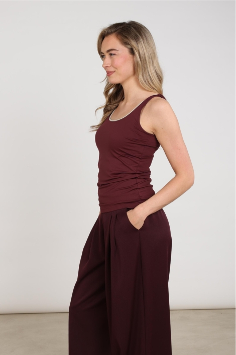 Nukus bordeaux dames top | Model zijaanzicht