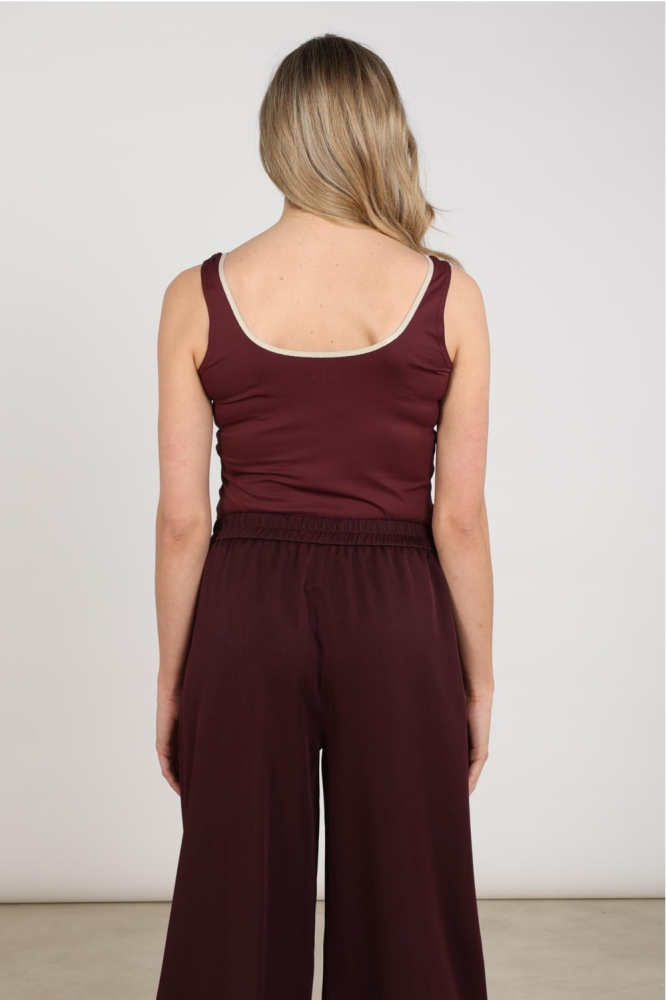 Nukus bordeaux dames top | Model achteraanzicht