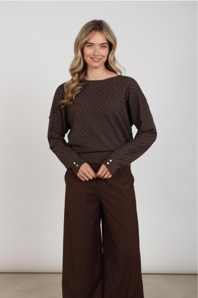 Nukus bruine dames trui | Model vooraanzicht