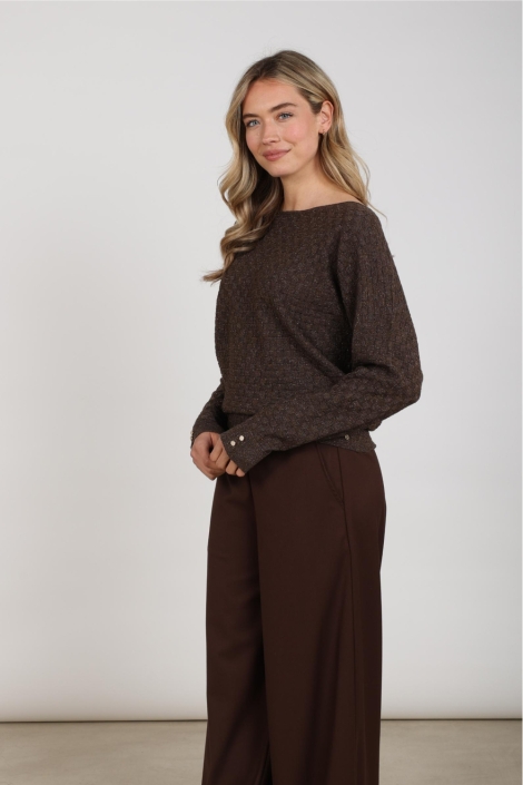 Nukus bruine dames trui | Model zijaanzicht