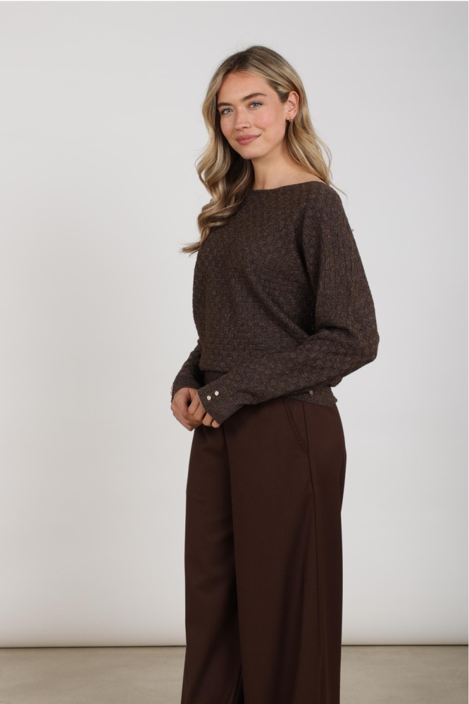 Nukus bruine dames trui | Model zijaanzicht