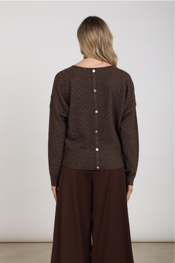Nukus bruine dames trui | Model achteraanzicht