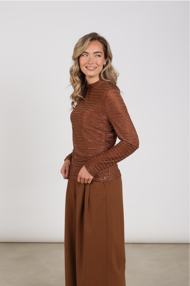 Nukus camel dames t-shirt | Model zijaanzicht