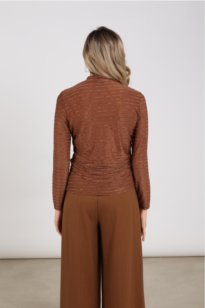 Nukus camel dames t-shirt | Model achteraanzicht