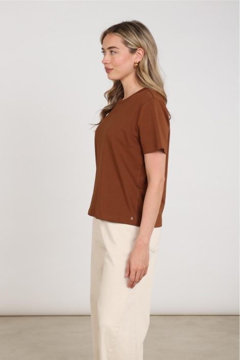 Nukus camel dames t-shirt | Model zijaanzicht