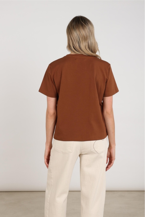 Nukus camel dames t-shirt | Model achteraanzicht