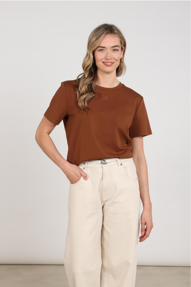 Nukus camel dames t-shirt | Model vooraanzicht