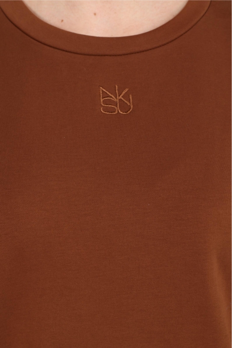 Nukus camel dames t-shirt | Close up