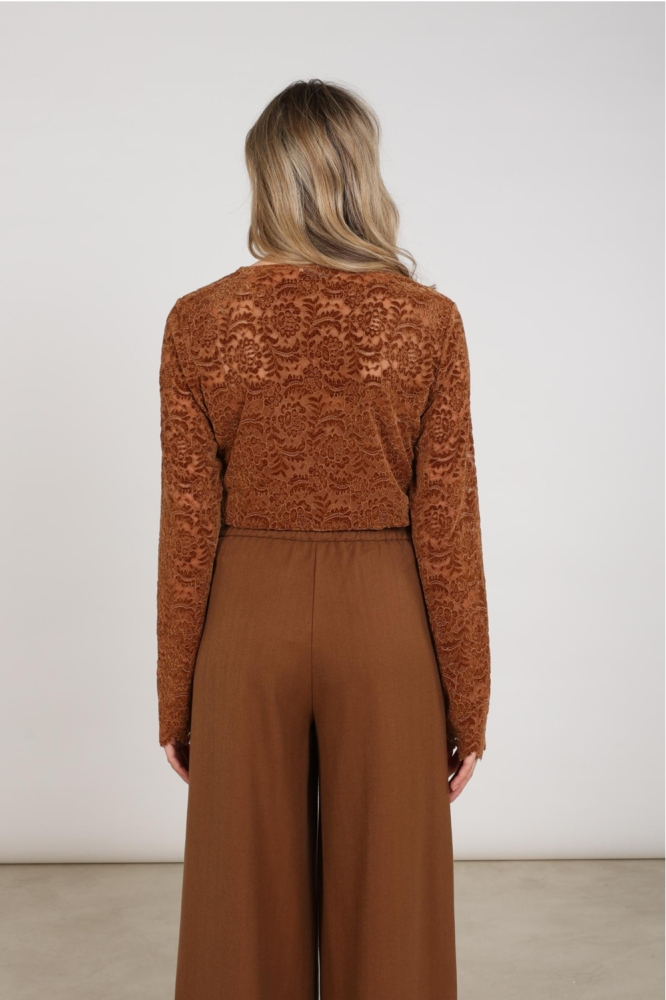 Nukus camel dames top | Model achteraanzicht