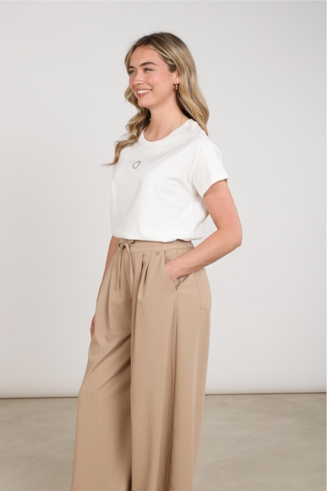 Nukus witte dames t-shirt | Model zijaanzicht