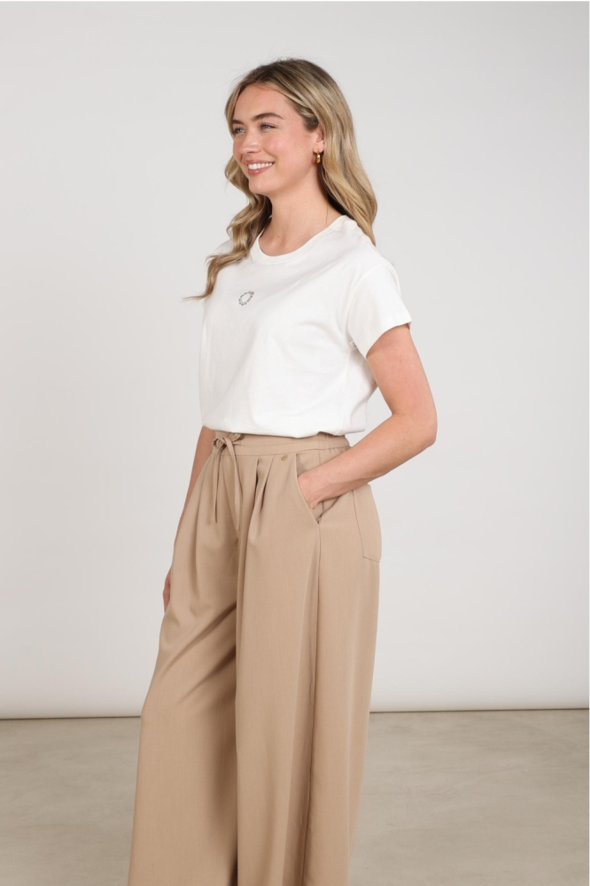 Nukus witte dames t-shirt | Model zijaanzicht
